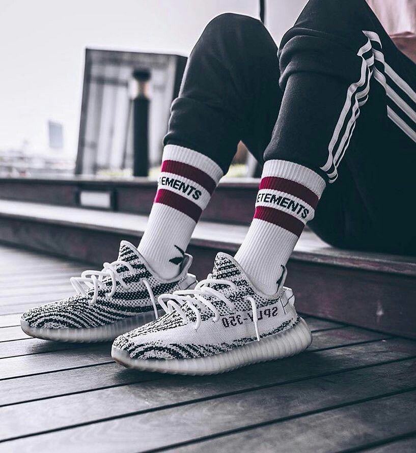 スニーカーadidas yeezy boost zebras 美品。 - スニーカー