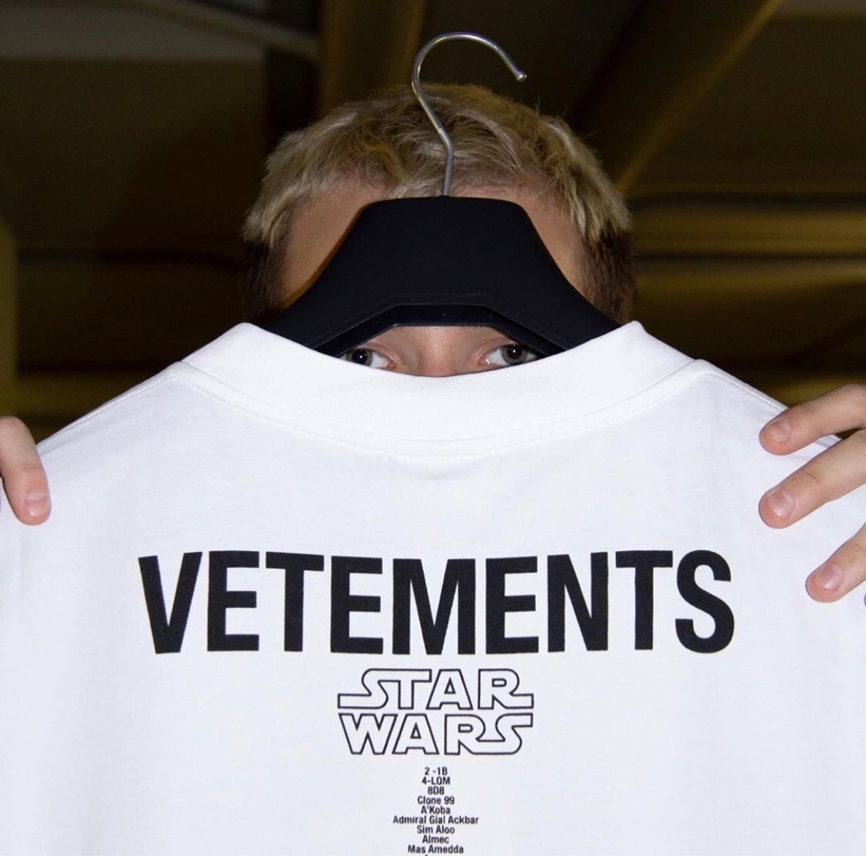 の正規取扱店 × VETEMENTS STAR デススター　スター　Tシャツ WARS Tシャツ/カットソー(半袖/袖なし)