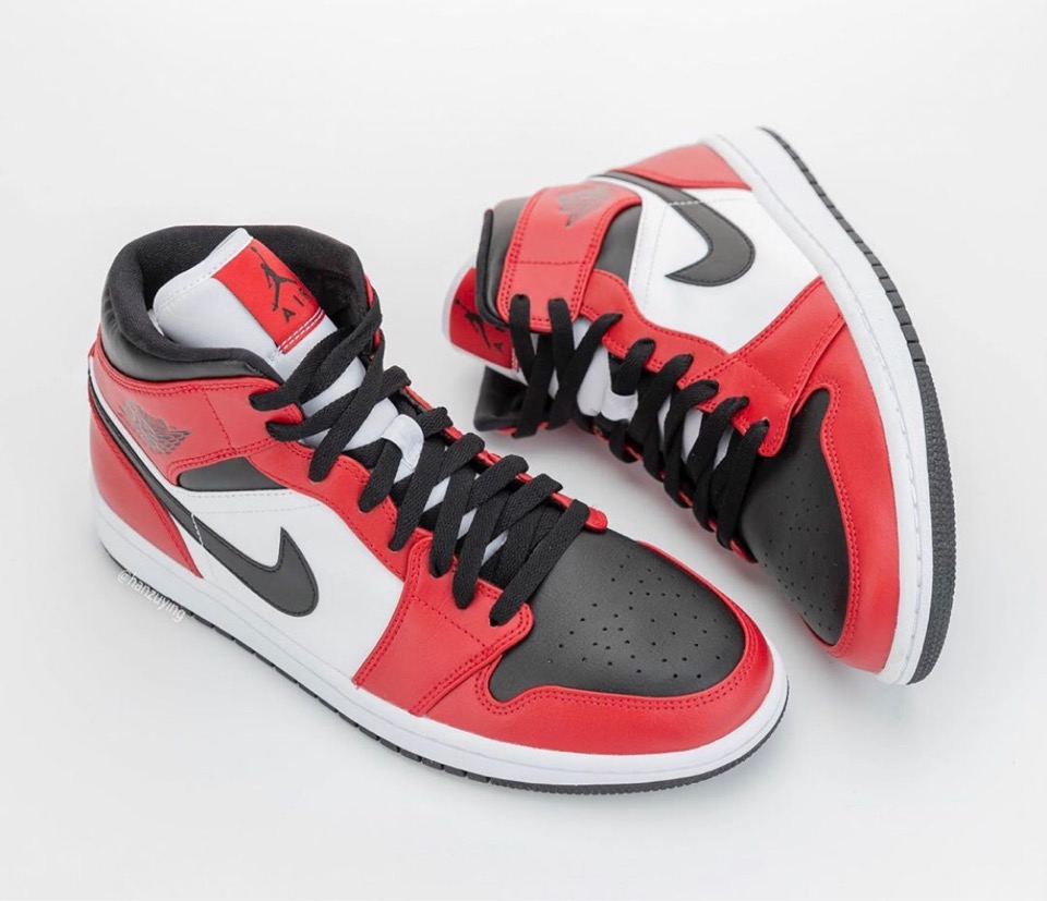 NikeAir Jordan 1 Mid “Chicago Black Toe”が国内に発売予定