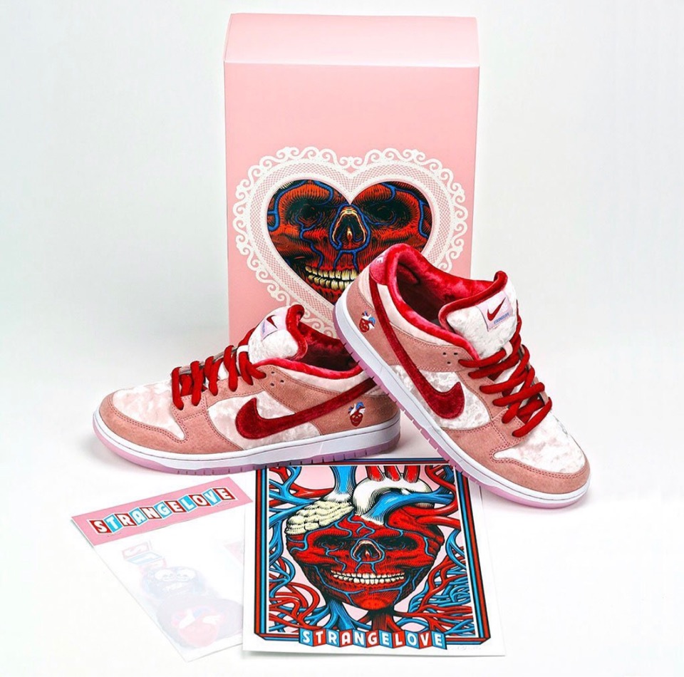 NIKE SB DUNK LOW PRO STRANG LOVE