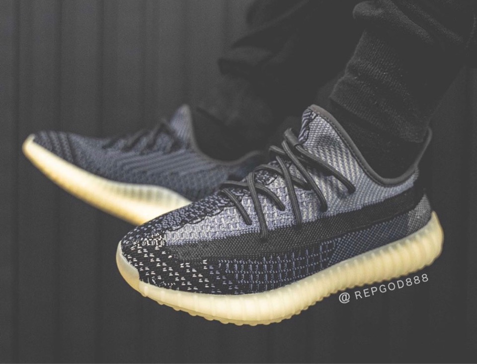 adidas】YEEZY BOOST 350 V2 “CARBON”が国内10月2日に発売予定 | UP TO 