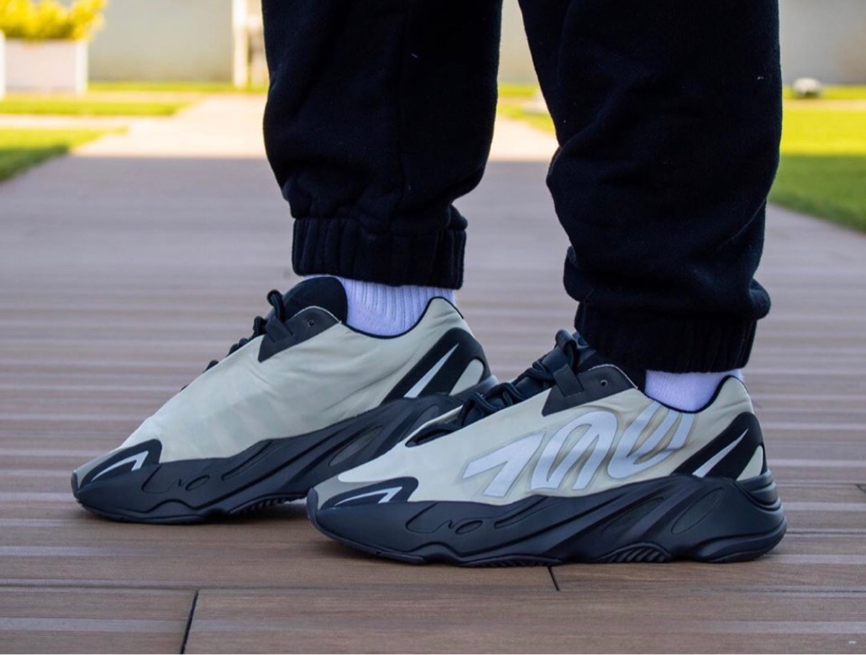 Yeezy Boost 700 MNVM Bone 27.5cm