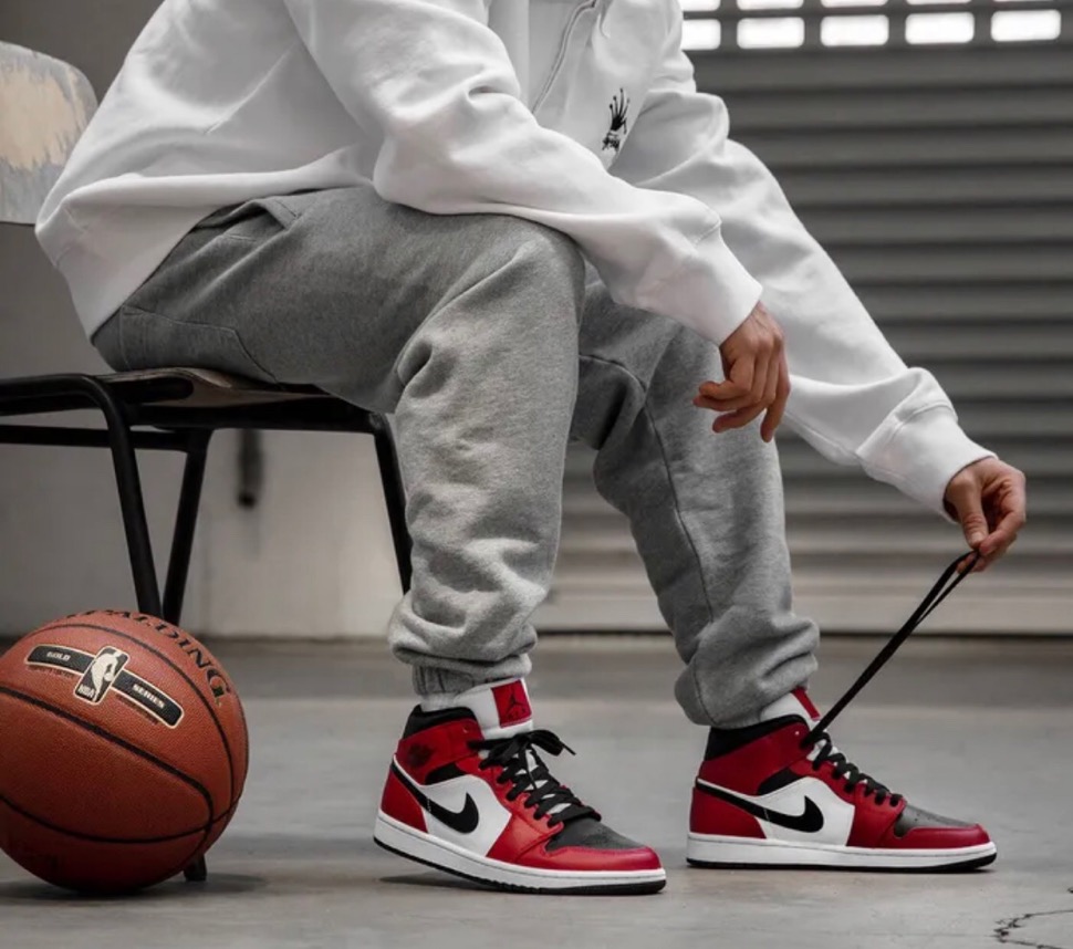 jordan air 1 mid chicago black toe