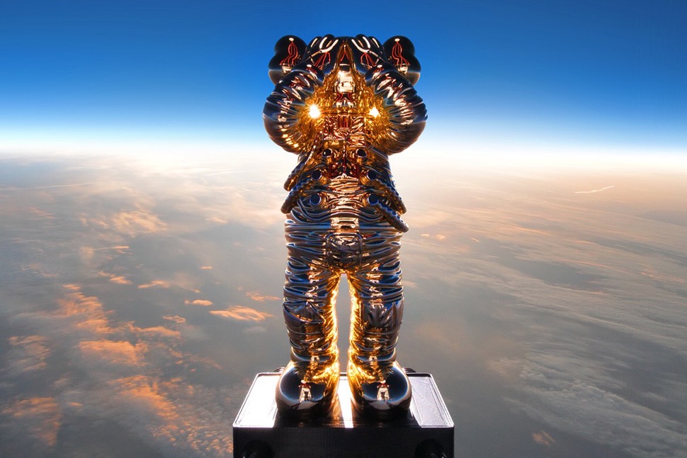 KAWS：HOLIDAY SPACE】宇宙へ飛び立った〈コンパニオン〉が高度136,296