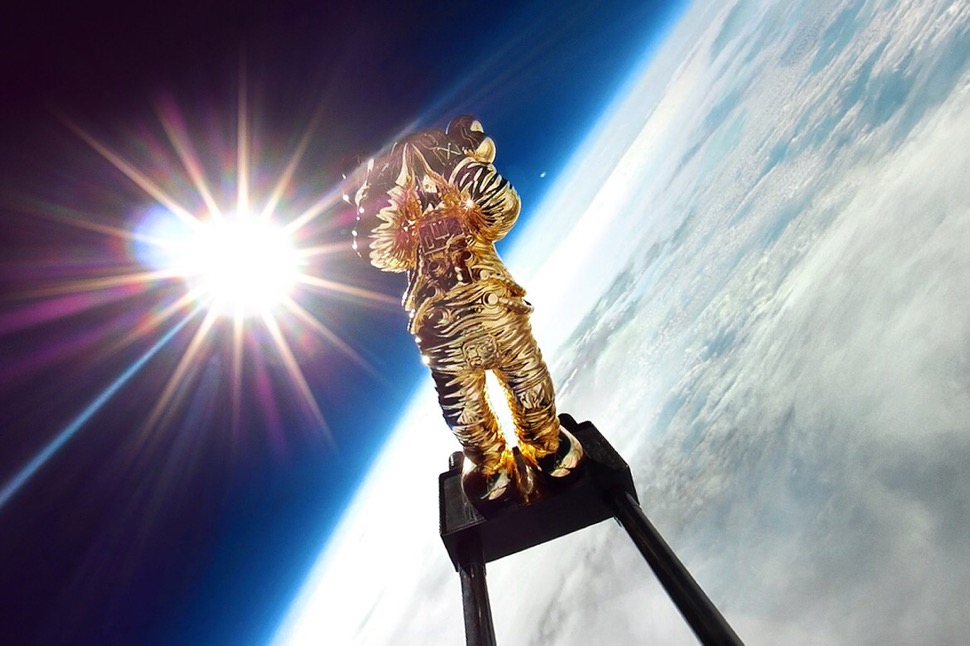 KAWS：HOLIDAY SPACE宇宙へ飛び立った〈コンパニオン〉が高度,