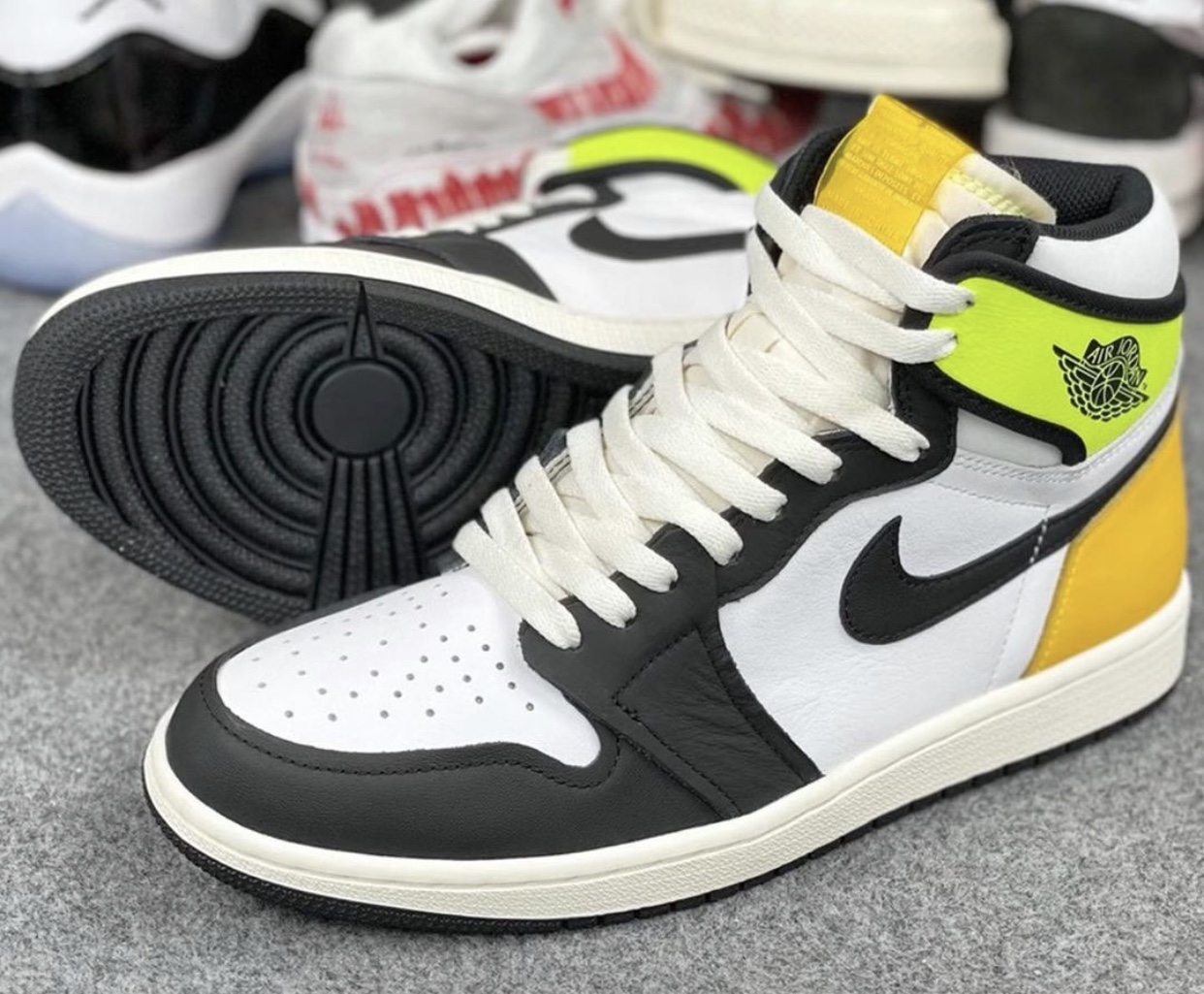 NIKE AIR JORDAN 1 ナイキ エアジョーダン1 ハイボルトゴールドスニーカー