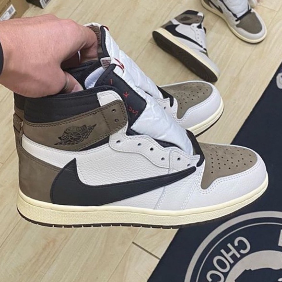 Travis Scott × Nike 反転カラーのAir Jordan 1 High OG TS SP