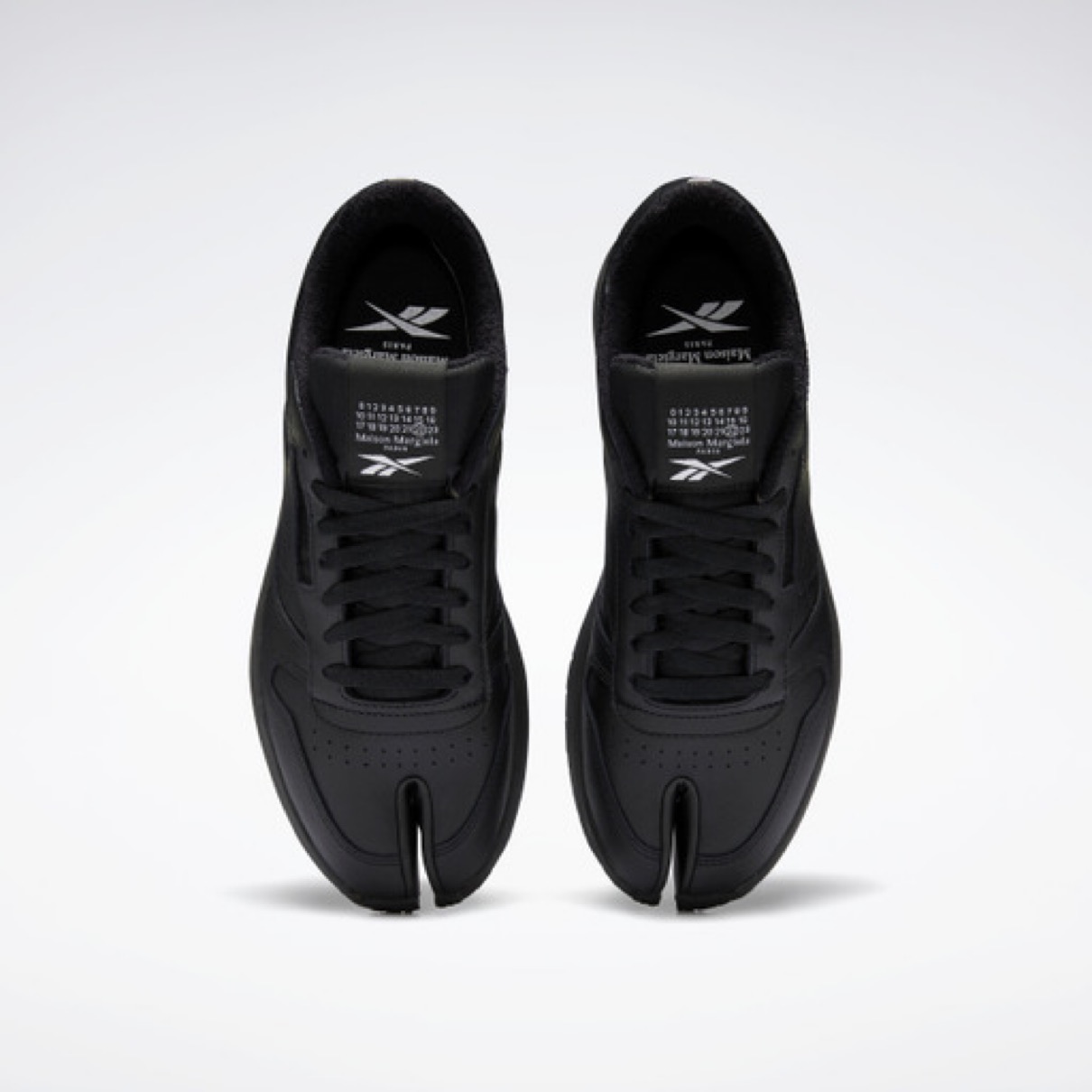 Maison Margiela × Reebok】Classic Leather Tabi “Black” & “White”が 
