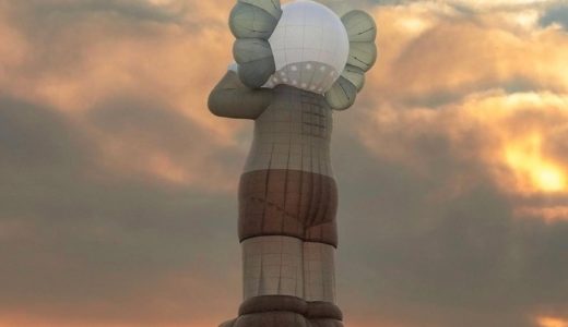 【KAWS：HOLIDAY UK】全長42mの熱気球プロジェクトが始動。記念アイテムが5月18日に発売予定