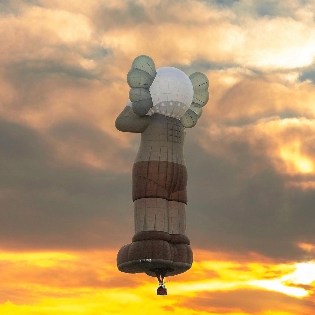 KAWS：HOLIDAY UK】全長42mの熱気球プロジェクトが始動。記念アイテム