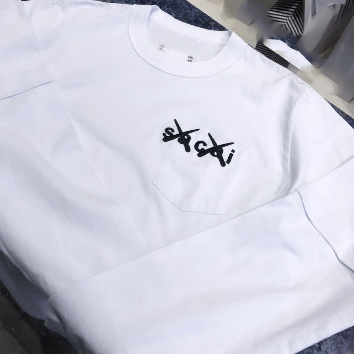 【新品】【入手困難】Sacai × Kaws コラボ Tシャツ