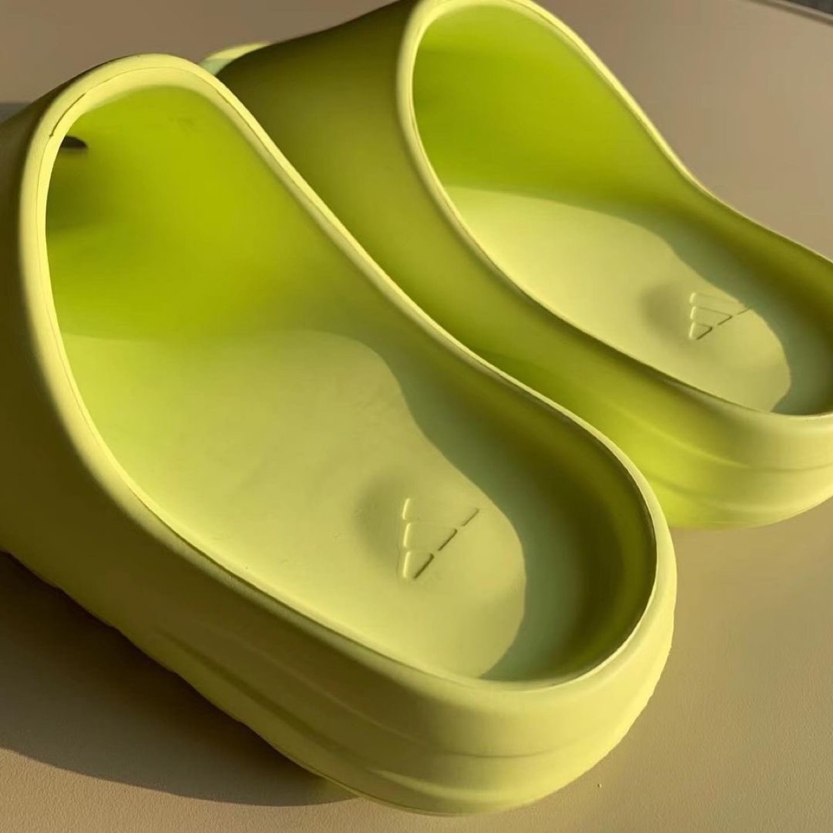 adidas YEEZY SLIDE “Glow Green”が国内8月10日に再販予定 ［HQ6447 ...