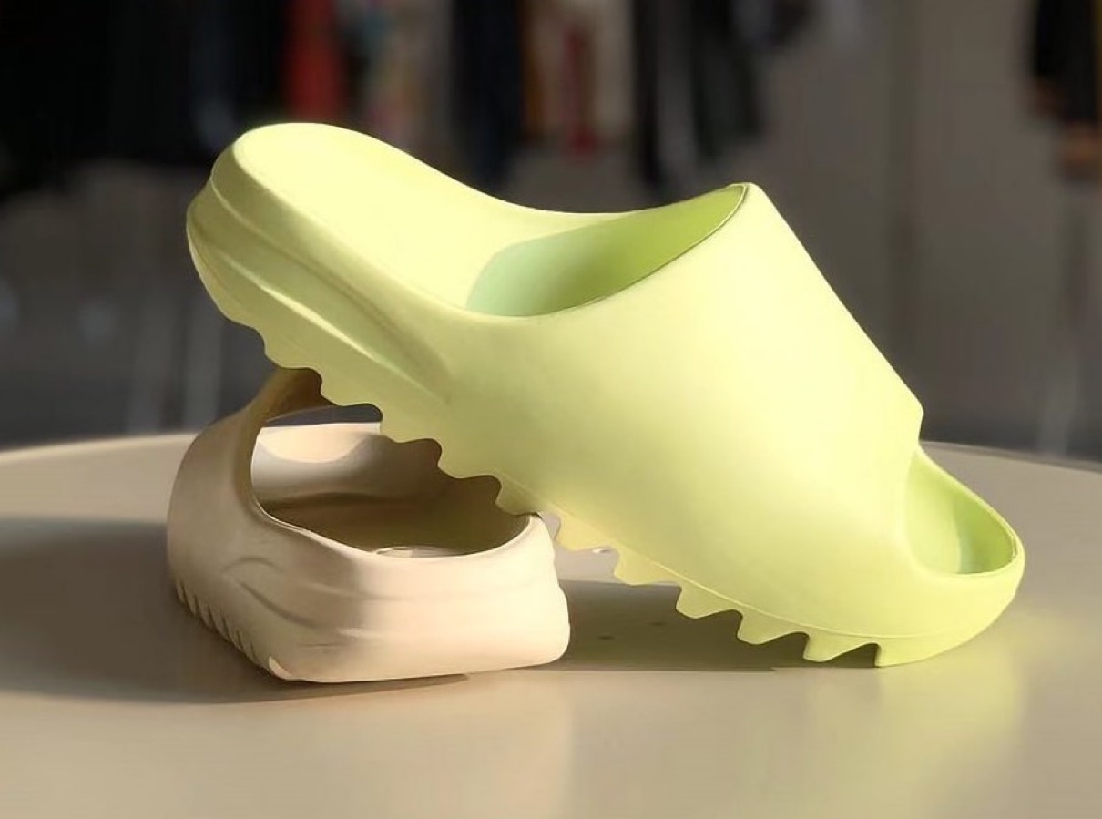 adidas YEEZY SLIDE “Glow Green”が国内8月10日に再販予定 ［HQ6447