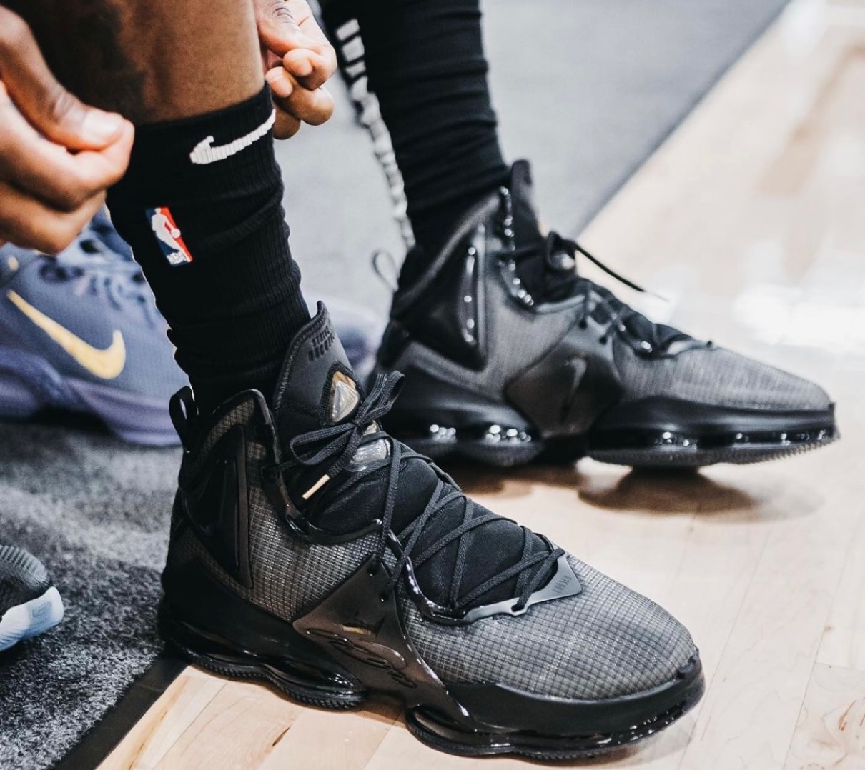 Nike】LeBron 19 “Triple Black”が2021年10月に発売予定 | UP TO DATE