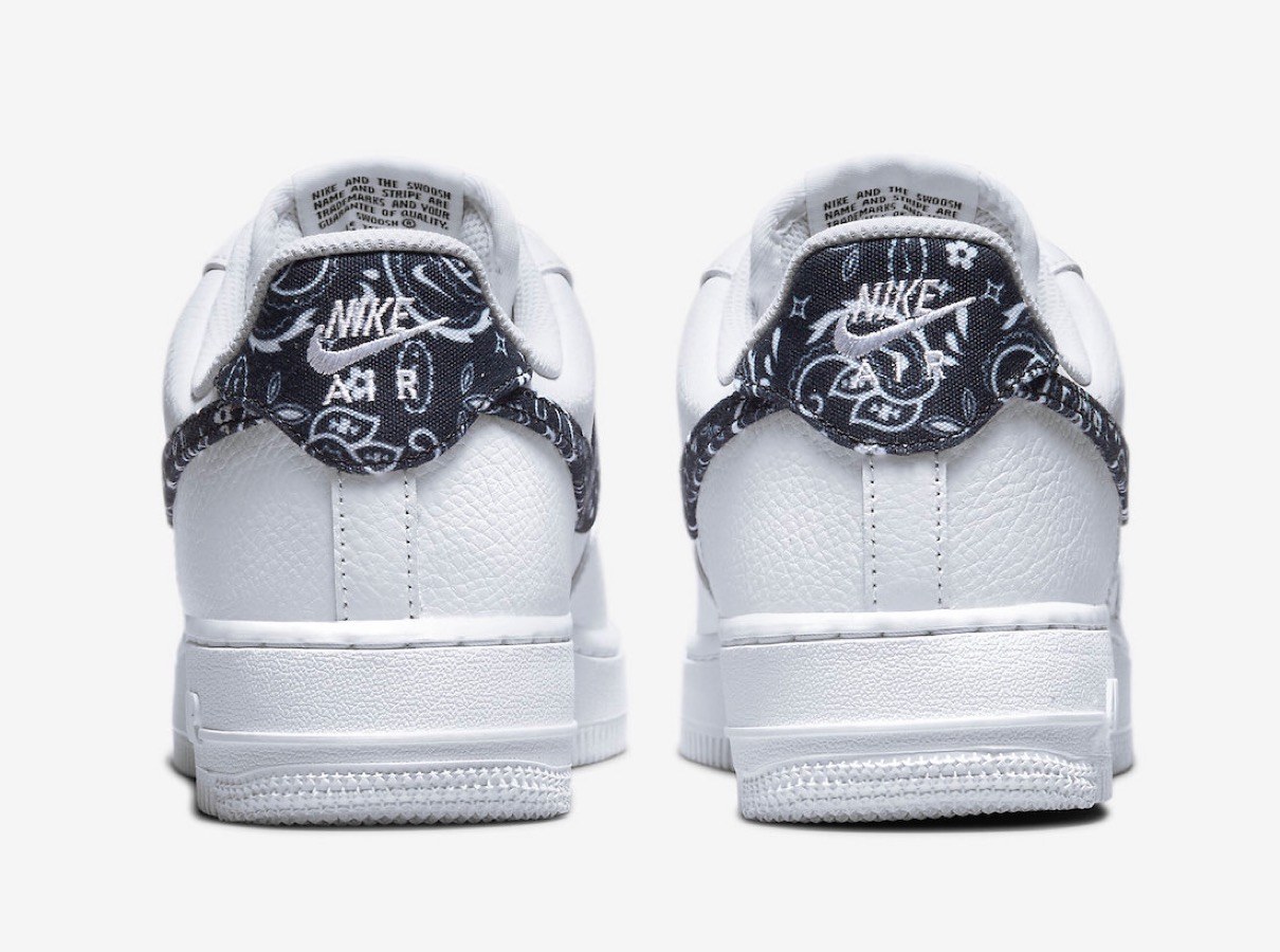 完売品✨NIKE AIR FORCE1 07 ESSENTIAL ペイズリー 黒-