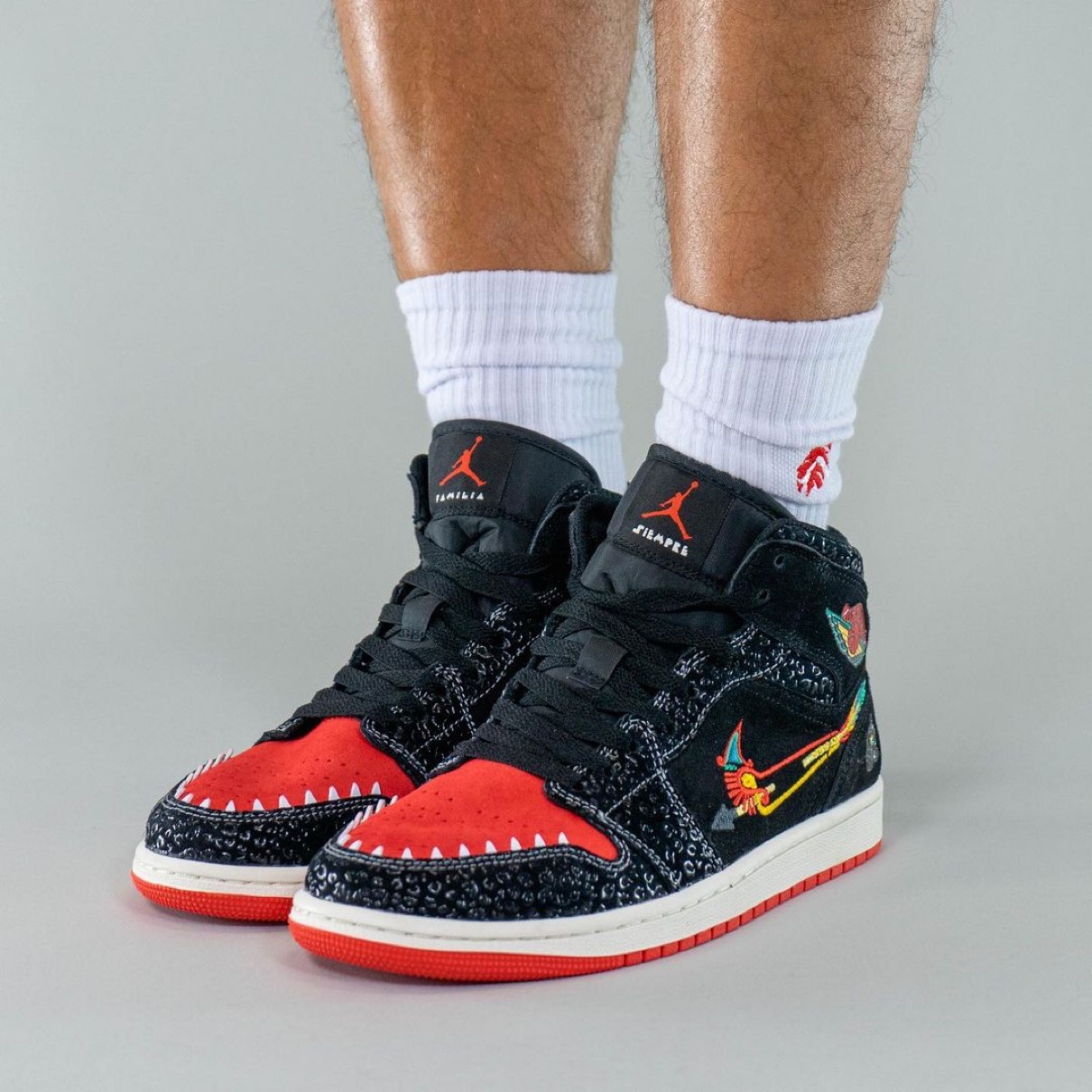 死者の日を祝した Nike Air Jordan 1 Mid “SiEMPRE Familia”が国内10月 