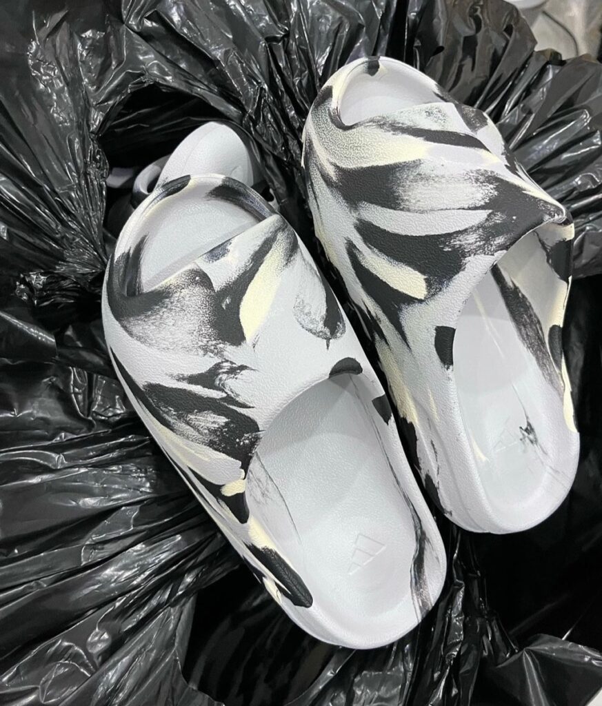 adidas YEEZY SLIDE “MX MOON”が発売予定 | UP TO DATE