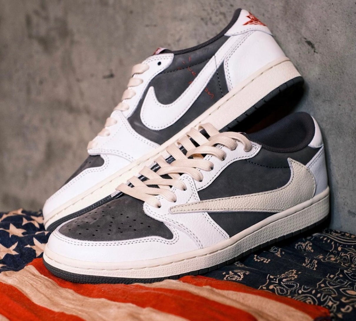 NIKE Aj1 Low Travis x Fragmentトラフグロー - スニーカー