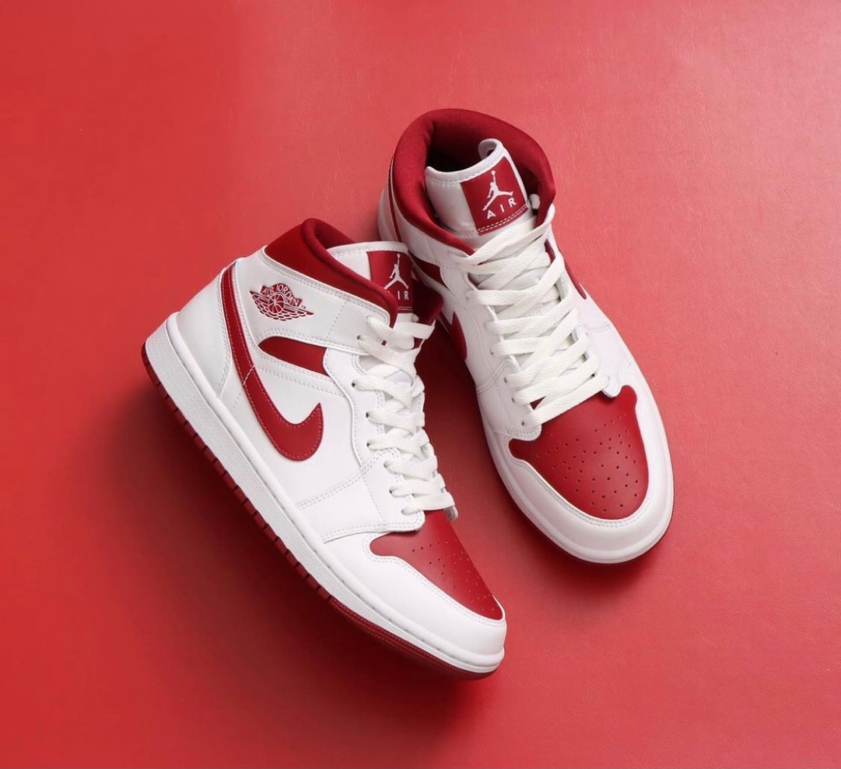 Nike Air Jordan 1 Mid “White/Pomegranate”が国内1月9日/4月12日に
