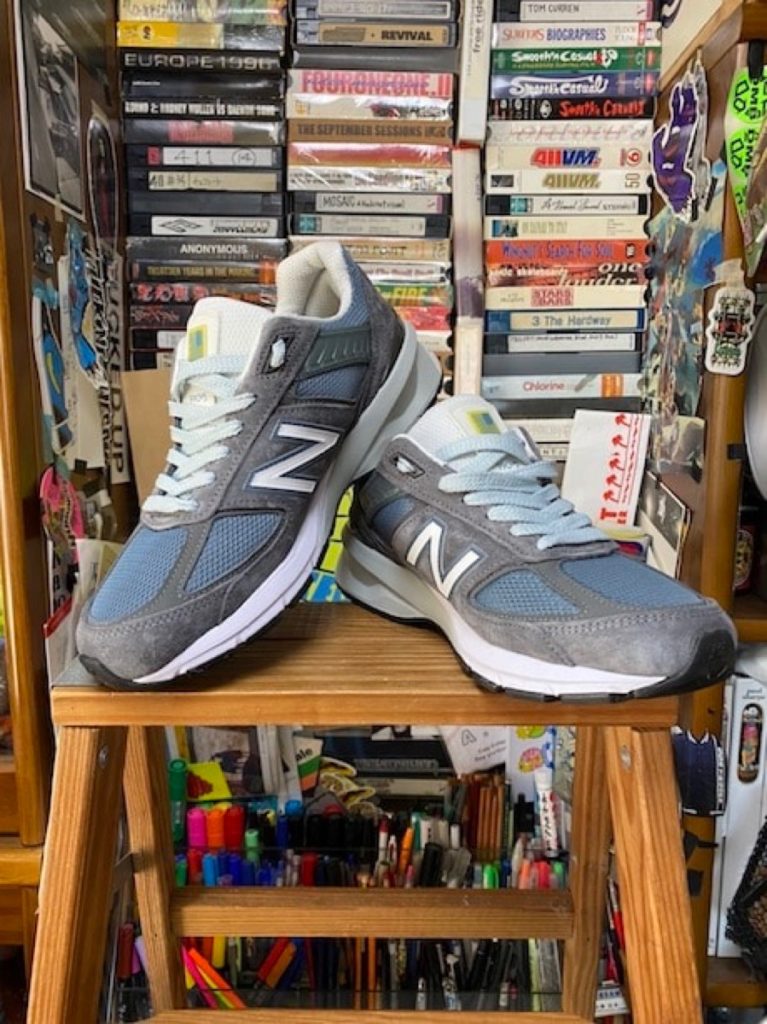 新作入荷低価SSZ × AH × New Balance M990 BE5 V5 スニーカー