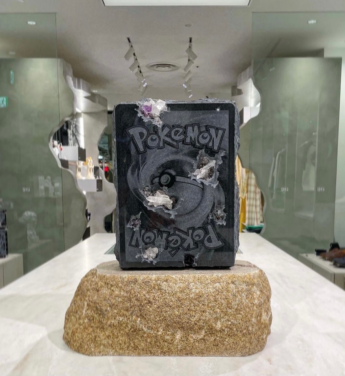 Daniel Arsham × Pokémon 重さ21.5kg ミュウのポケモンカード型石盤 