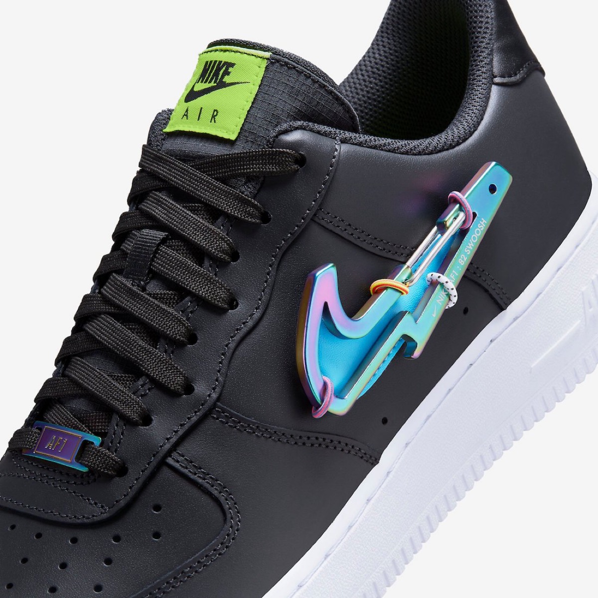 スウッシュ型カラビナを搭載した Nike Air Force 1 '07 PRM “Carabiner ...