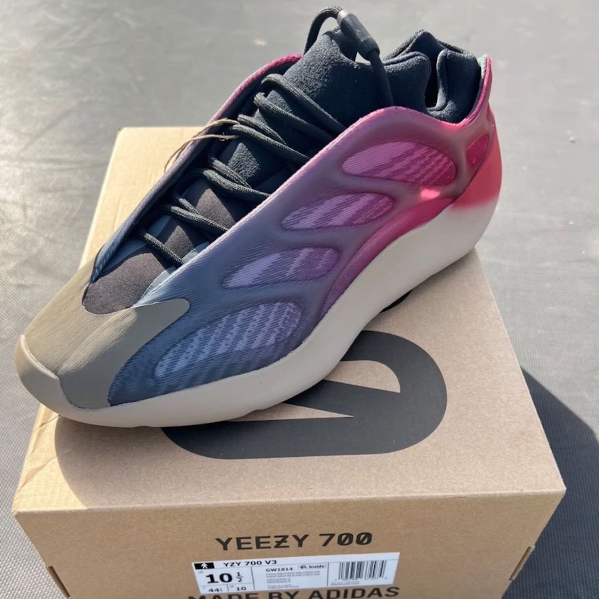 adidas Yeezy 700 V3 “Fade Carbon”が国内5月21日に発売予定 | UP TO DATE