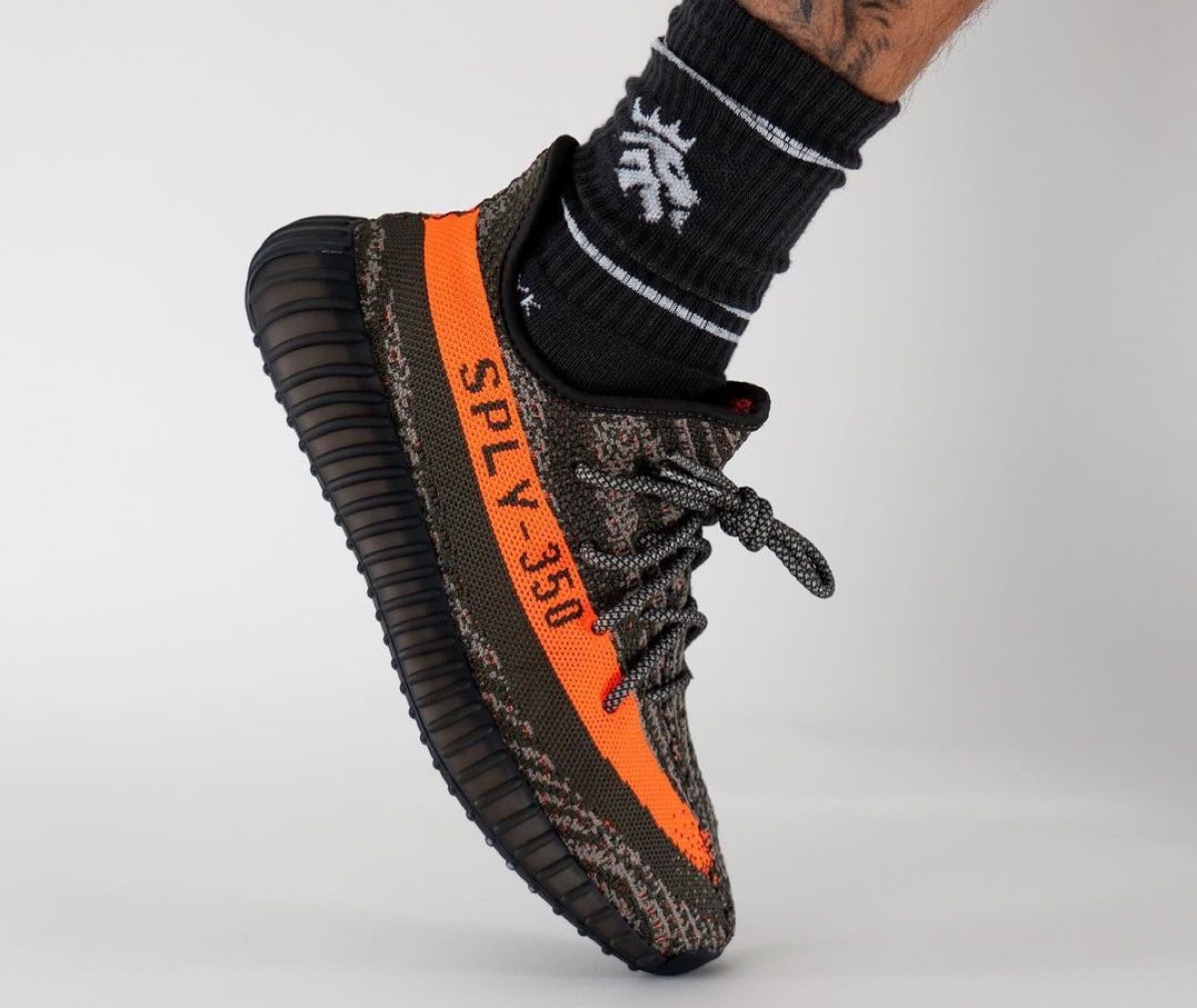 通販オンライン adidas アディダス YEEZYBOOST 350 V2 CABON BELUGA