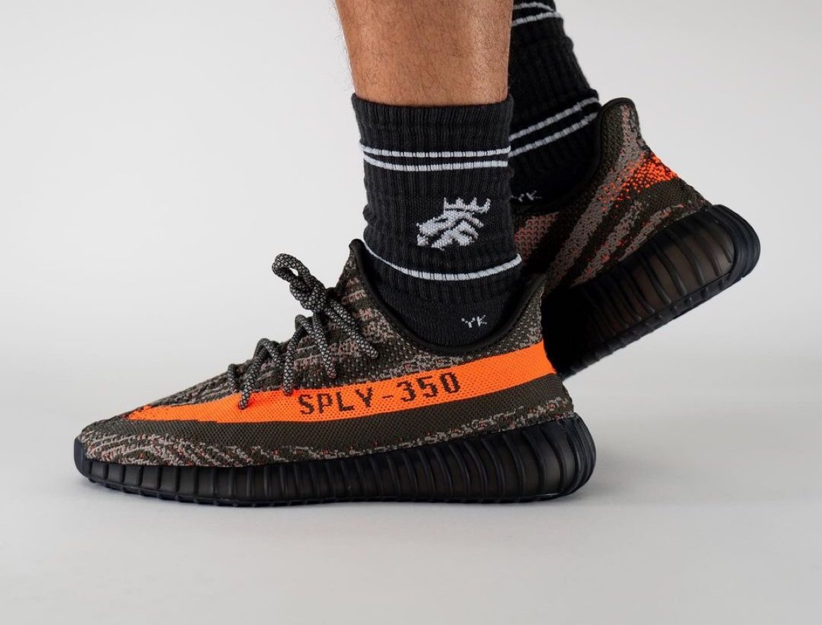 (美品\u0026特価)Yeezy Boost 350V2 Carbon BelugaBeluga