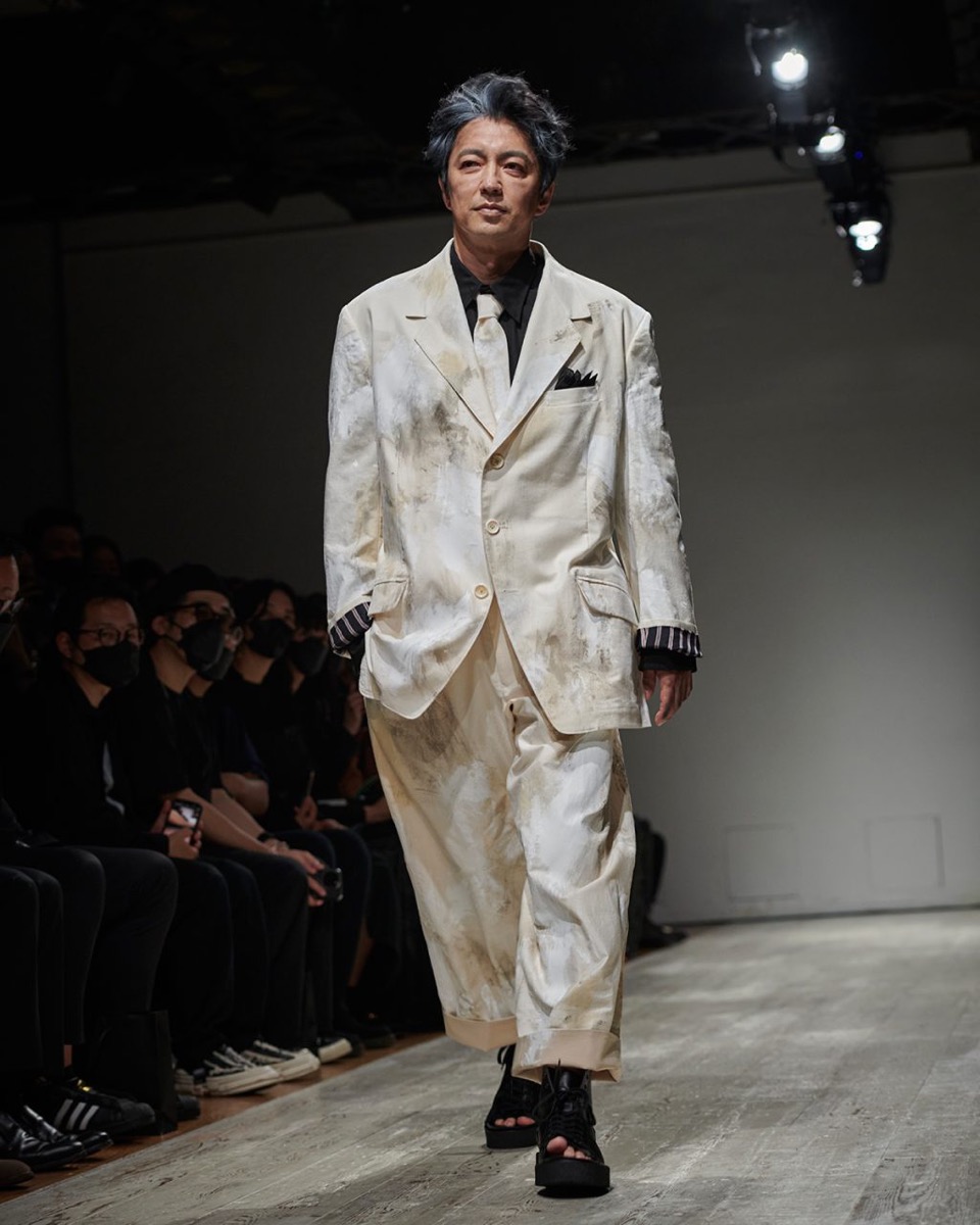 Yohji Yamamoto POUR HOMMEの2023年春夏コレクションのモデルに豪華