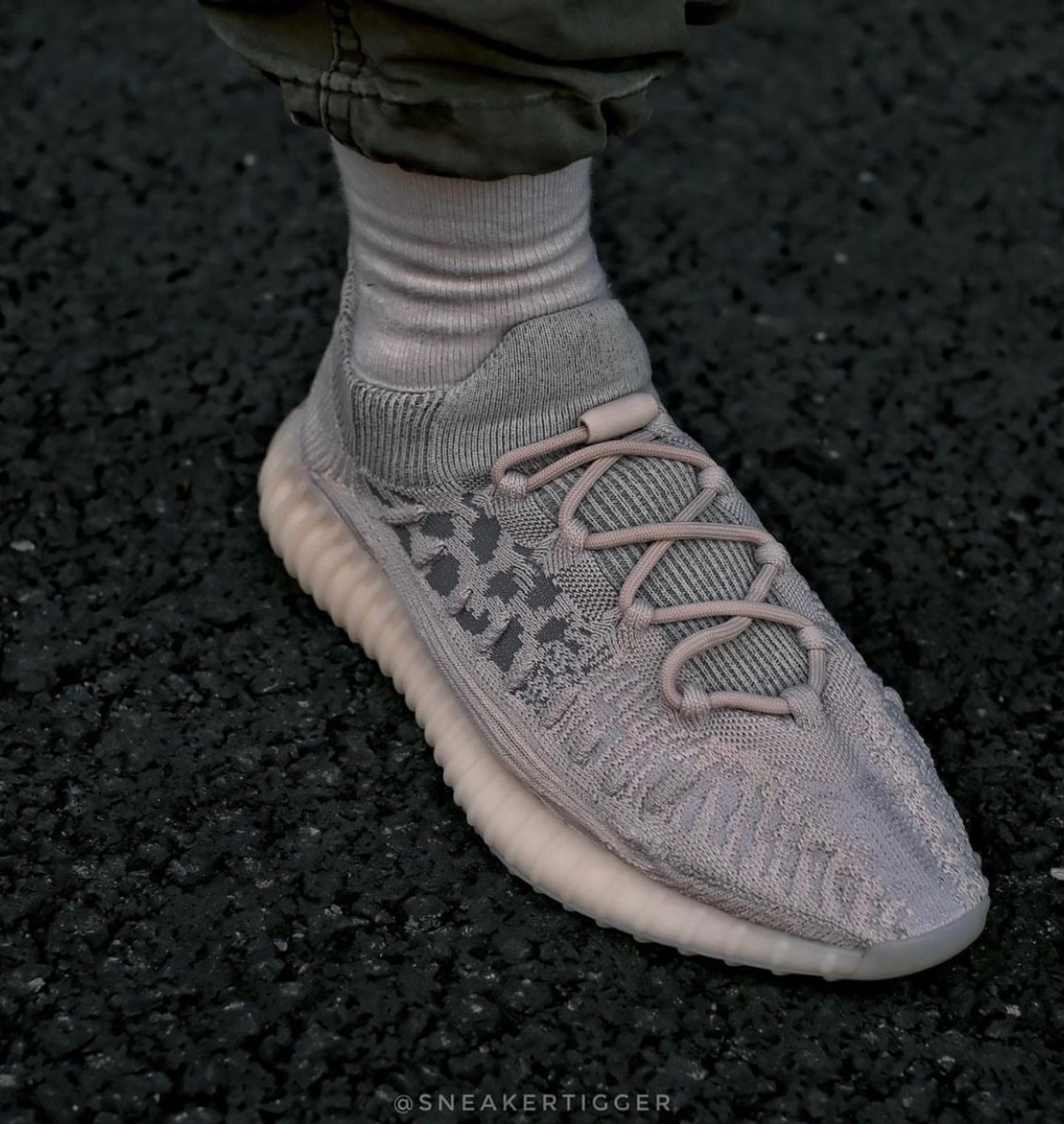 アディダスadidas YEEZYBOOST 350 v2 SLATE - スニーカー