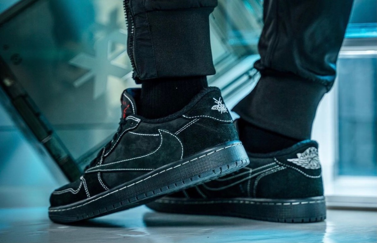 Travis Scott × Nike Air Jordan 1 Low OG SP “Black/Phantom”の国内 