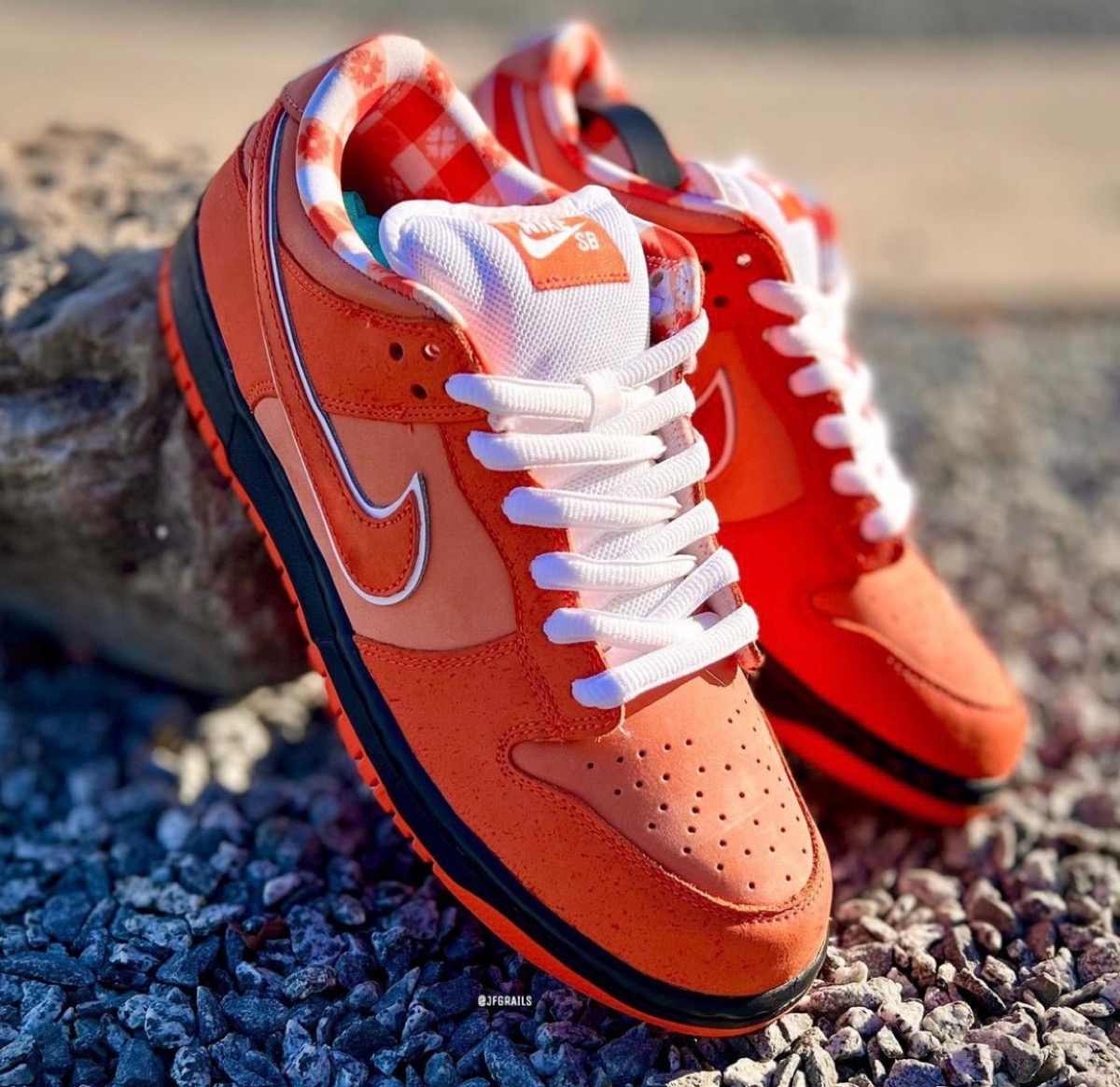 NIKE SB DUNK LOW "CIRCUIT ORANGE"