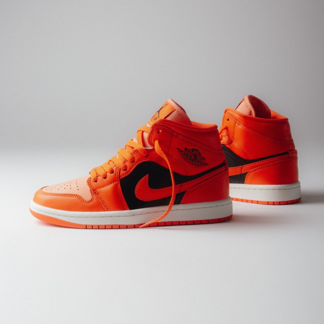 Nike Wmns Air Jordan 1 Mid SE “Orange/Black”が国内8月17日に発売 