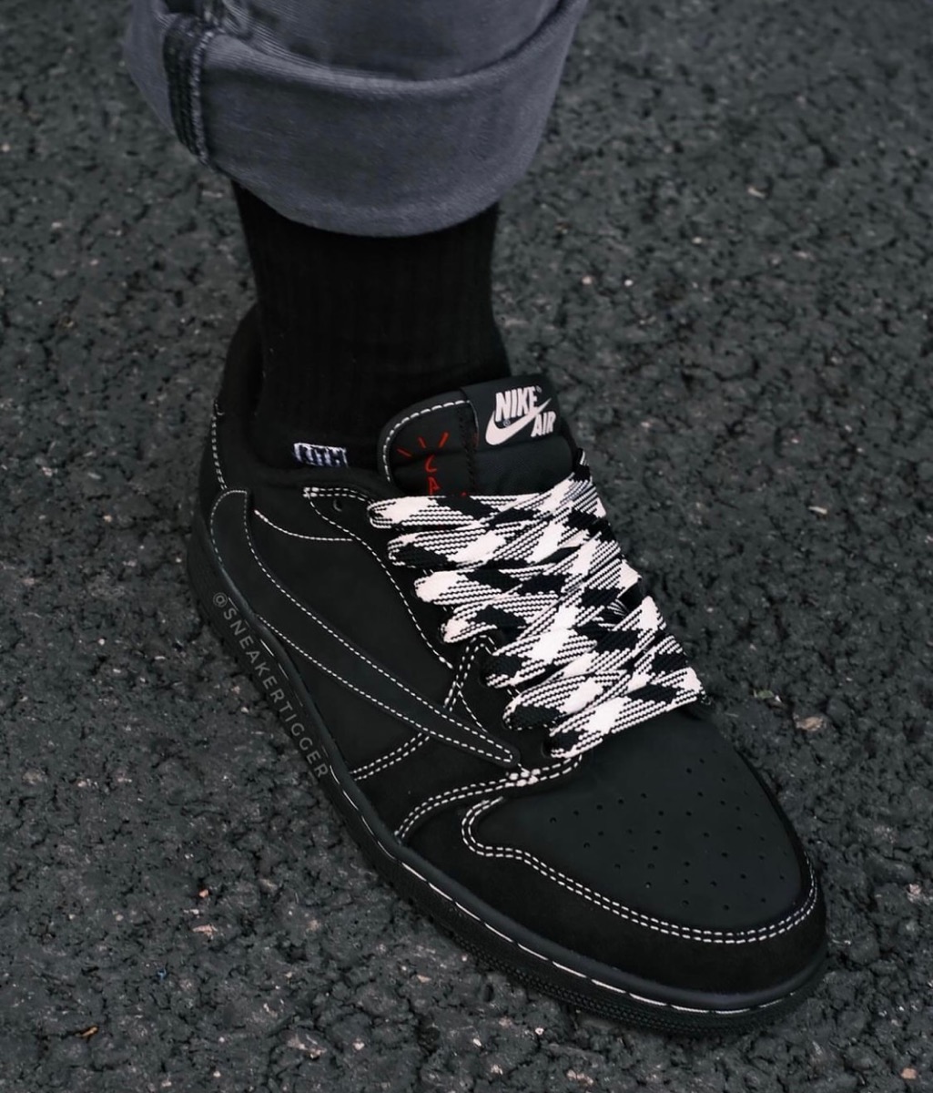 Travis Scott × Nike Air Jordan 1 Low OG SP “Black/Phantom”の国内