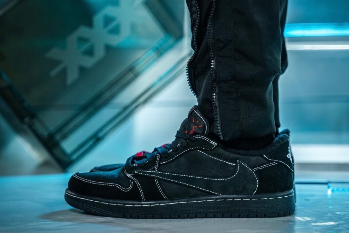 Travis Scott × Nike Air Jordan 1 Low OG SP “Black/Phantom”の国内 