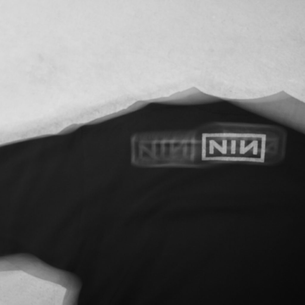 COMOLI & BIOTOP × Nine Inch Nails 限定コラボアイテムが国内10月1日に発売 | UP TO DATE