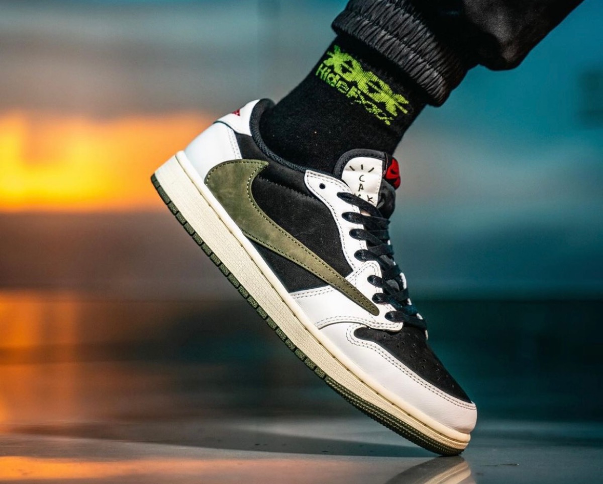 Travis Scott × Nike Wmns Air Jordan 1 Low OG SP “Medium Olive”の