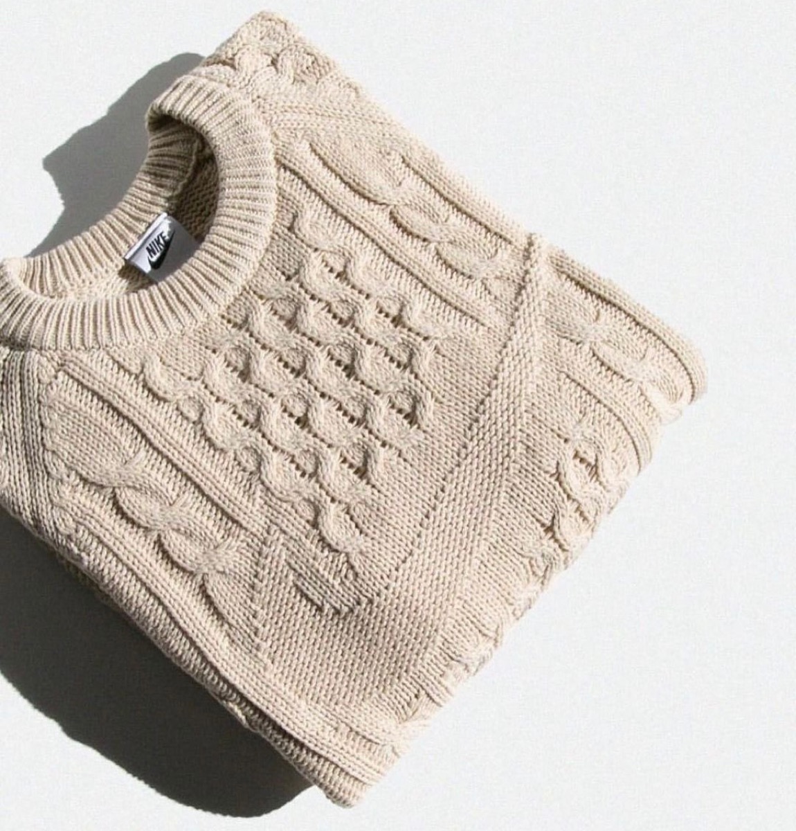 Nike スウッシュロゴをあしらった『ケーブルニット セーター』が国内10 