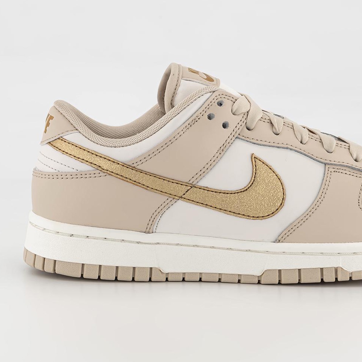 Nike Wmns Dunk Low ESS “Gold Swoosh”が国内1月18日に発売予定