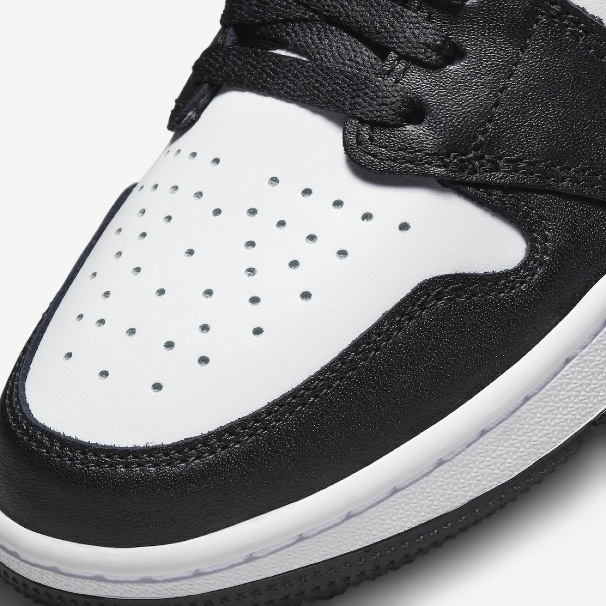 Pandaカラーで仕上げた Nike Air Jordan 1 High Golf “White/Black”が