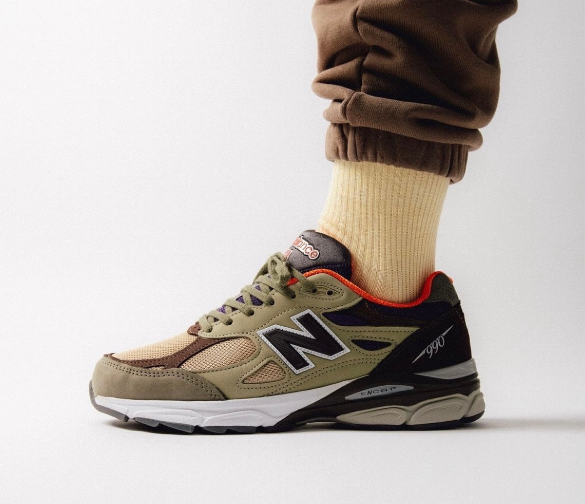 New Balance〈990v3 “Khaki/Orange”〉が国内2月23日より発売予定