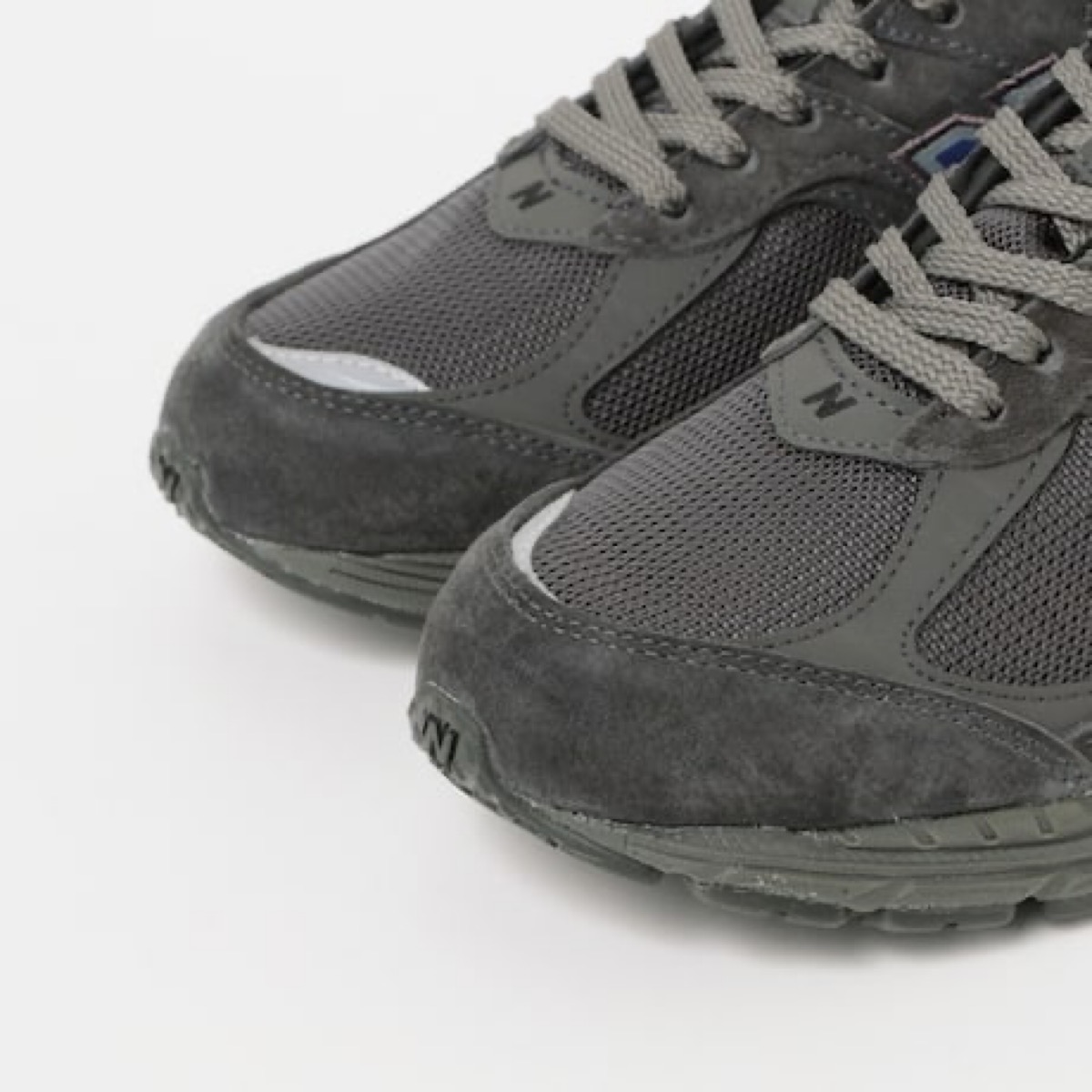 New Balance × BEAMS からGORE-TEXを採用した『2002R “CHARCOAL”』が