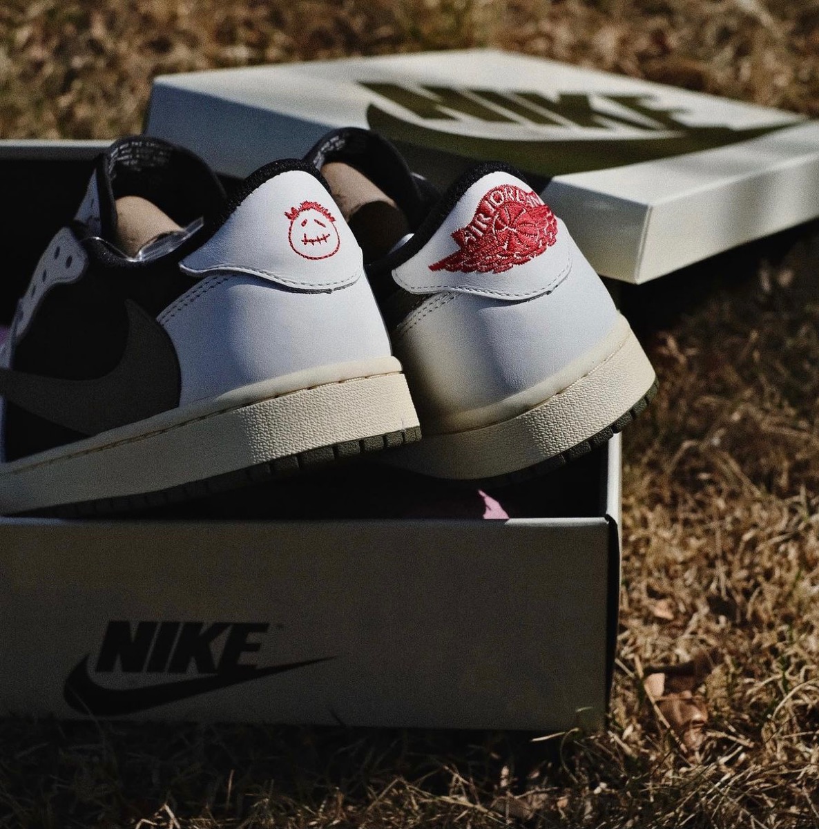 Travis Scott × Nike Wmns Air Jordan 1 Low OG SP “Medium Olive”の ...