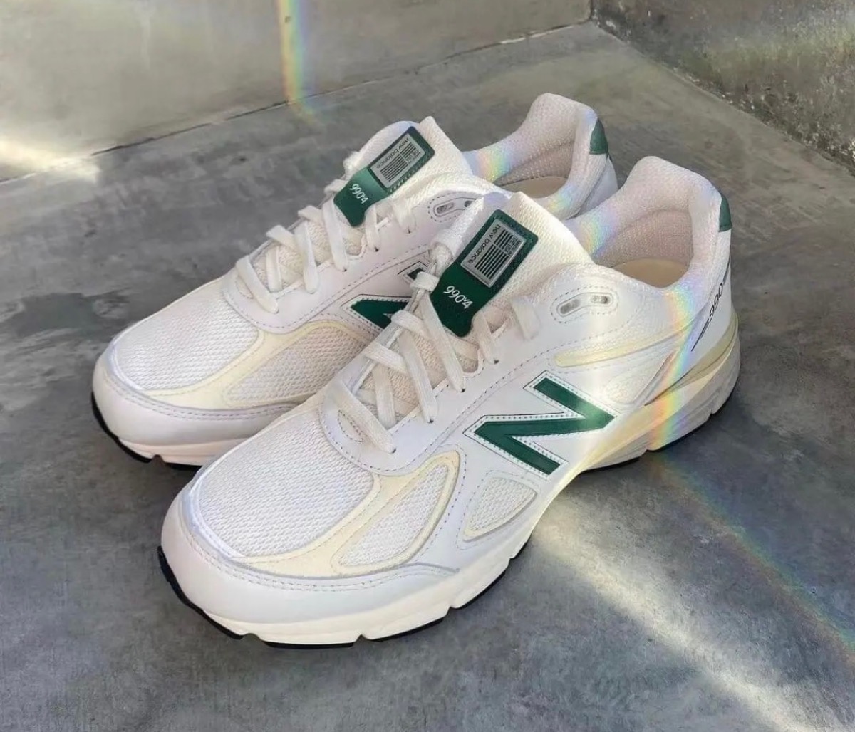 New Balance〈990v4 “Calcium/Forest Green”〉が国内9月7日より