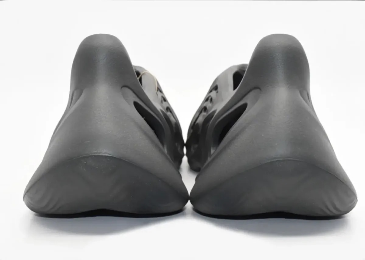 adidas YEEZY FOAM RUNNER “CARBON”が国内8月7日に発売予定 ［IG5349 ...