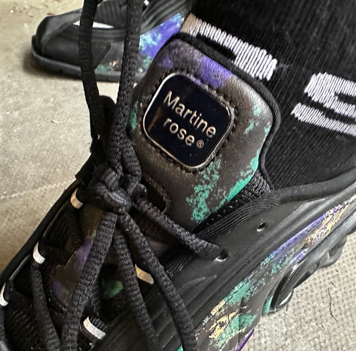 Martine Rose × Nike 『Shox MR4 “Black Eggplant”』が7月25日に発売 