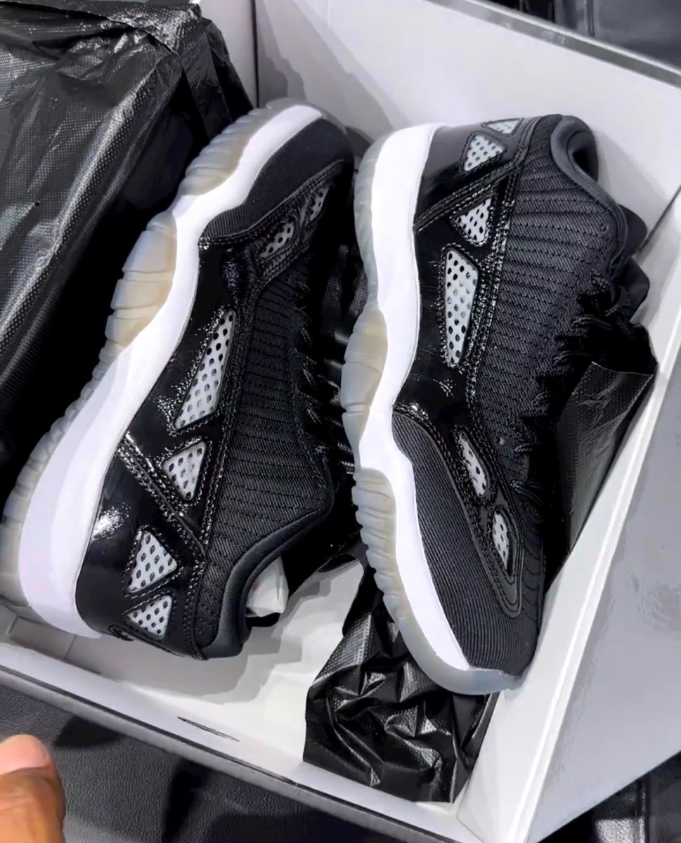 Retro 11 black on sale low