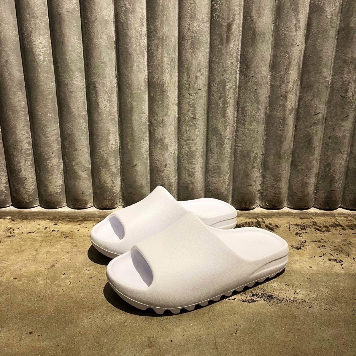adidas YEEZY SLIDE “WHITE SALT”が発売予定 | UP TO DATE