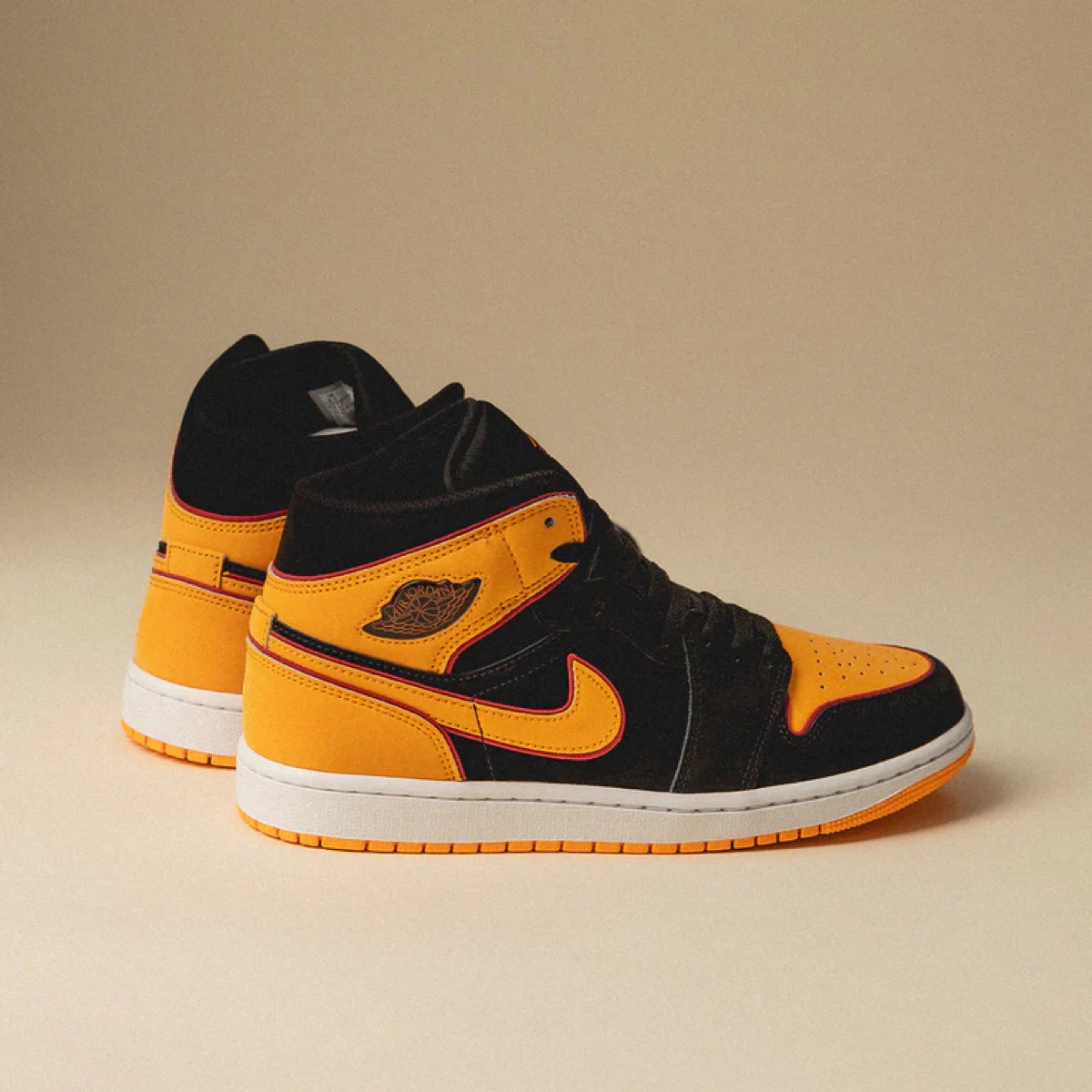 NIKE AIR JORDAN1 Mid Vivid Orange新品正規国内正規店購入